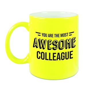 Bellatio 1x stuks collega cadeau mok / beker neon geel the most awesome colleague -