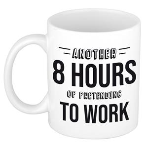 Bellatio 8 hours of pretending to work kado mok / beker wit en zwart - cadeau collega -