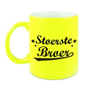 Bellatio Stoerste broer cadeau mok / beker neon geel met sterren 330 ml -