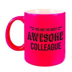 Bellatio 1x stuks collega cadeau mok / beker neon roze the most awesome colleague -