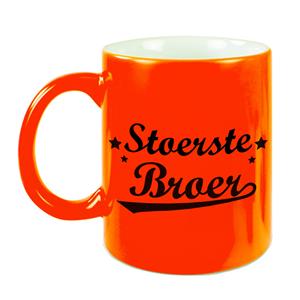 Bellatio Stoerste broer cadeau mok / beker neon oranje met sterren 330 ml -