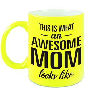 Bellatio Awesome mom cadeau mok / beker neon geel voor Moederdag 330 ml -