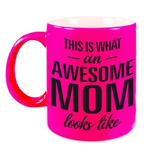 Bellatio Awesome mom cadeau mok / beker neon roze voor Moederdag 330 ml -