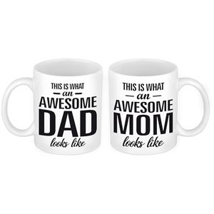 Bellatio Awesome Dad mok en Mom mok - Cadeau beker set voor Papa en Mama -