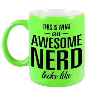 Bellatio Awesome nerd / slimmerik cadeau mok / beker neon groen 330 ml -