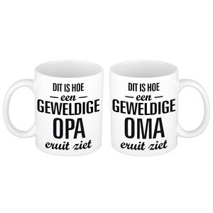 Bellatio Dit is hoe geweldige Opa en Oma eruit ziet mok - Cadeau beker set voor Opa en Oma -