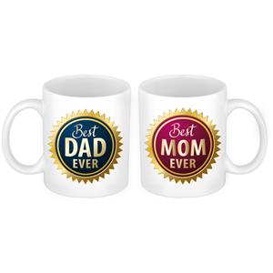 Bellatio Best Mom en Best Dad mok met rozet - Cadeau beker set voor Papa en Mama -