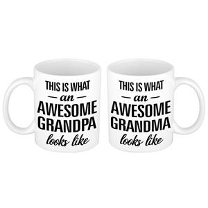Bellatio Awesome grandma en grandpa looks like mok - Cadeau beker set voor Opa en Oma -
