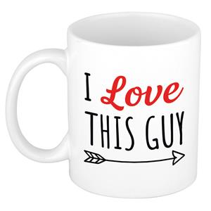 Bellatio I love this guy cadeau mok / beker wit voor Valentijnsdag 300 ml -