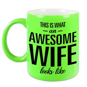 Bellatio Awesome wife / echtgenote neon groene cadeau mok / beker 330 ml -