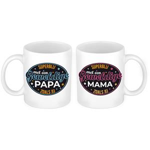 Bellatio Superblij met een Mama en Papa mok - Cadeau beker set voor Papa en Mama -