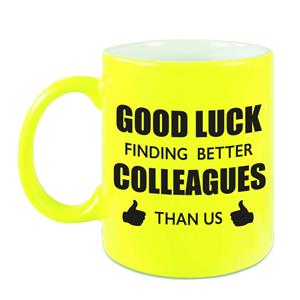 Bellatio Good luck finding better colleagues than us mok / beker neon geel bedankt cadeau collega 300 ml -