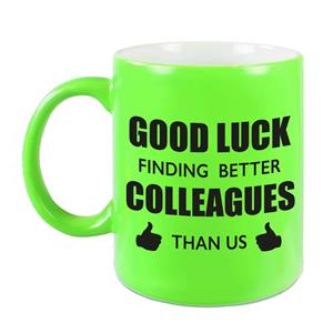 Bellatio Good luck finding better colleagues than us mok / beker neon groen bedankt cadeau collega 300 ml -