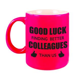 Bellatio Good luck finding better colleagues than us mok / beker neon roze bedankt cadeau collega 300 ml -