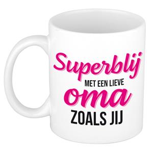 Bellatio Super blij met een lieve oma zoals jij cadeau mok / beker wit 300 ml - Cadeau mokken -