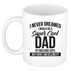 Bellatio Cool dad of awesome boys mok / beker wit 300 ml - Cadeau mokken - Papa/ Vaderdag -