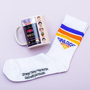 Paladone Tasse »Stranger Things Geschenkset Tasse mit Socken, Arcade Motiv«, 100% Polyester