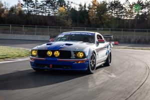 Good4fun Mustang V8 mee rijden op circuit Assen