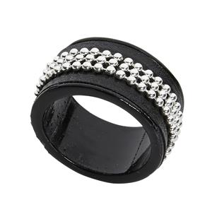 Zwarte ring met edelsteentjes