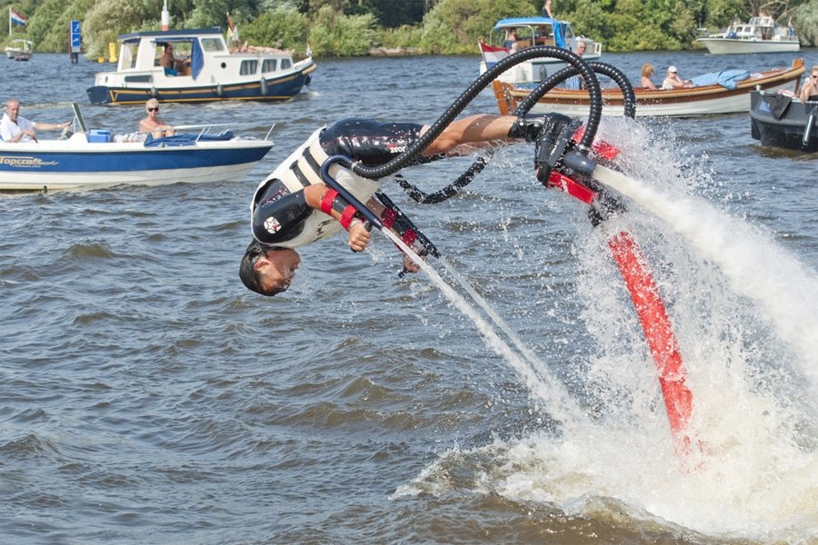 Belevenissen.nl Vlieg boven het water met 15 minuten Flyboarden!
