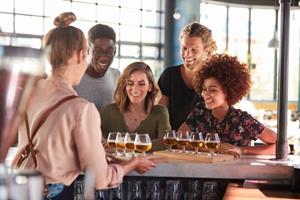 Speciaal bieren proeverij in een speciaal biercafé