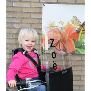 De naam van uw kind op een Windscherm
