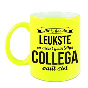 Dit Is Hoe De Leukste En Meest Geweldige Collega Eruitziet Cadeau Mok / Beker - Neon Geel - 330 Ml - Bedankt Cadeau