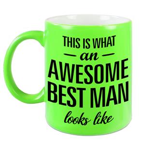 This Is What An Awesome Best Man Looks Like Tekst Cadeau Mok / Beker - Neon Groen - 330 Ml - Bruiloft Getuige Kado