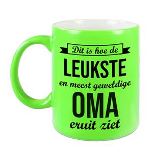 Dit Is Hoe De Leukste En Meest Geweldige Oma Eruitziet Cadeau Mok / Beker - Neon Groen - 330 Ml - Verjaardag / Bedankje