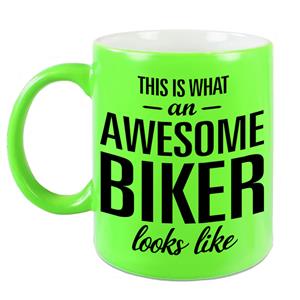 This Is What An Awesome Biker Looks Like Cadeau Mok / Beker - 330 Ml - Neon Groen - Verjaardag - Kado Mok / Beker