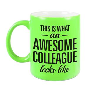 This Is What An Awesome Colleague Looks Like Tekst Cadeau Mok / Beker - Neon Groen - 330 Ml - Collega Kado