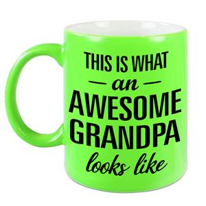 This Is What An Awesome Grandpa Looks Like Cadeau Mok / Beker - 330 Ml - Neon Groen - Verjaardag - Kado Mok / Beker