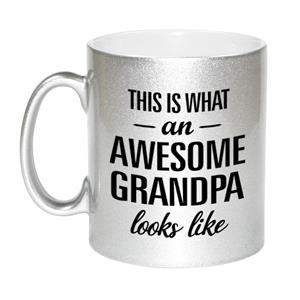 This Is What An Awesome Grandpa Looks Like Cadeau Mok / Beker - 330 Ml - Zilverkleurig - Verjaardag - Kado Mok / Beker