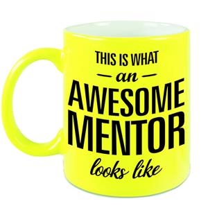 This Is What An Awesome Mentor Looks Like Tekst Cadeau Mok / Beker - Neon Geel - 330 Ml - Juffen / Meester Dag Kado