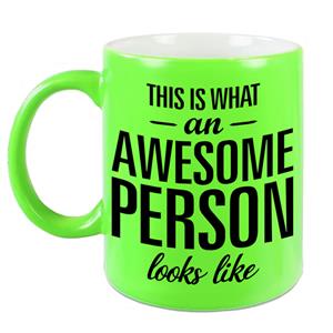 This Is What An Awesome Person Looks Like Cadeau Mok / Beker - 330 Ml - Neon Groen - Verjaardag - Kado Mok / Beker