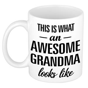 This Is What An Awesome Grandma Looks Like Cadeau Mok / Beker - 300 Ml - Verjaardag - Kado Mok / Beker