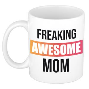 Mama Cadeau Mok / Beker Met Tekst Freaking Awesome Mom Gekleurd Kader - Kado Mokken / Bekers - Cadeau Moeder
