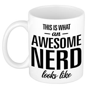 This Is What An Awesome Nerd Looks Like Cadeau Mok / Beker - 300 Ml - Verjaardag / Geslaagd - Kado Mok / Beker