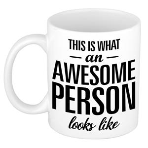 This Is What An Awesome Person Looks Like Cadeau Mok / Beker - 300 Ml - Verjaardag - Kado Mok / Beker