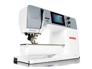 Bernina Näh- und Stickmaschine 570 QE Näh-Stick- und Quiltmaschine, inklusive Kniehebel und Anschiebetisch