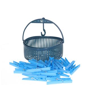 Merkloos 24x gekleurde wasknijpers in hangmandje - blauw - kunststof - 17 x 19 x 11.5 cm - wassen - ophangen -
