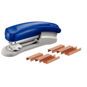 Metalen nietmachine met ontnieter blauw 11,5 cm inclusief 1000 nietjes - Kantoor en school - Bureau accessoires