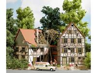 Busch H0 Verfallenes Fachwerkhaus