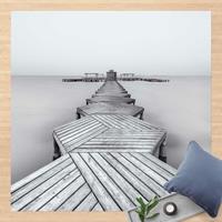 Bilderwelten Vinyl-Teppich - HÃ¶lzerner Pier und Schwarz-weiÃŸ - Quadrat 1:1 GrÃ¶ÃŸe HxB: 40cm x 40cm