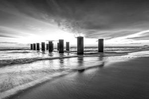 Papermoon Fototapete »Strand Schwarz & Weiß«, Vliestapete, hochwertiger Digitaldruck, inklusive Kleister