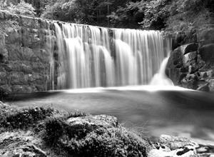 Papermoon Fototapete »Wasserfall im Wald Schwarz & Weiß«, Vliestapete, hochwertiger Digitaldruck, inklusive Kleister