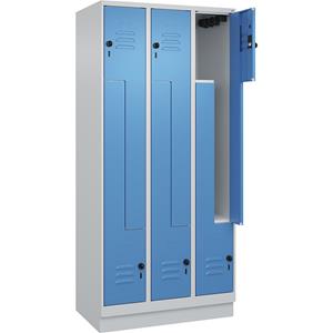 C+P Z-kledingkast Classic PLUS, 3 compartimenten, lichtgrijs / lichtblauw, b = 900 mm, met bodemsokkel, draaigrendel