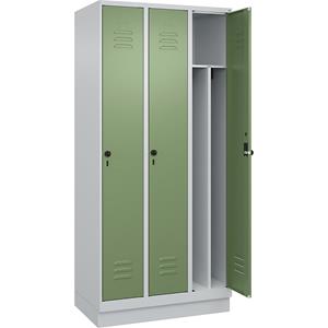 C+P Kledingkast Classic PLUS, 3 compartimenten, lichtgrijs / resedagroen, b = 900 mm, met bodemsokkel, draaigrendel, scheidingswand in het midden