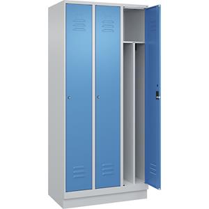 C+P Kledingkast Classic PLUS, 3 compartimenten, lichtgrijs / lichtblauw, b = 900 mm, met bodemsokkel, cilinderslot, scheidingswand in het midden