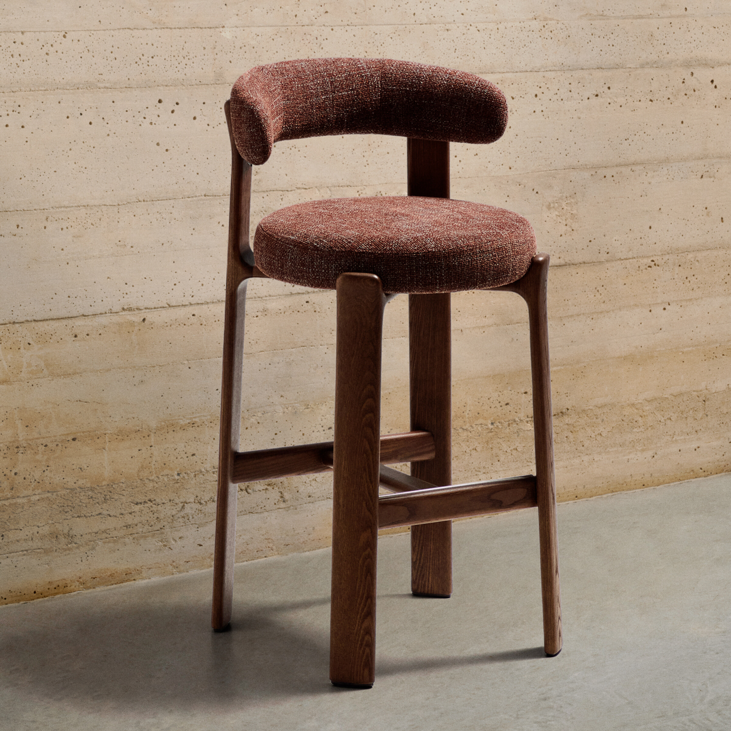 Kave Home Barkruk Granite Chenille en essenhout - Terracotta/Bruin (zithoogte 75cm)